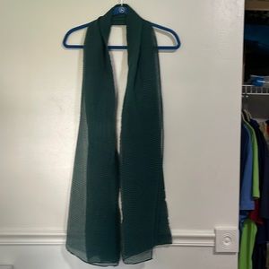 Crinkle dark green long scarf